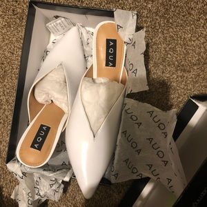 AQUA WOMENS FLARE LEATHER POINTED TOE MULES